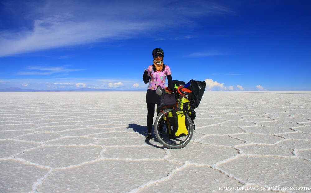 (Bolivia) Cycling in Salar de Uyuni, the world’s largest salt flat