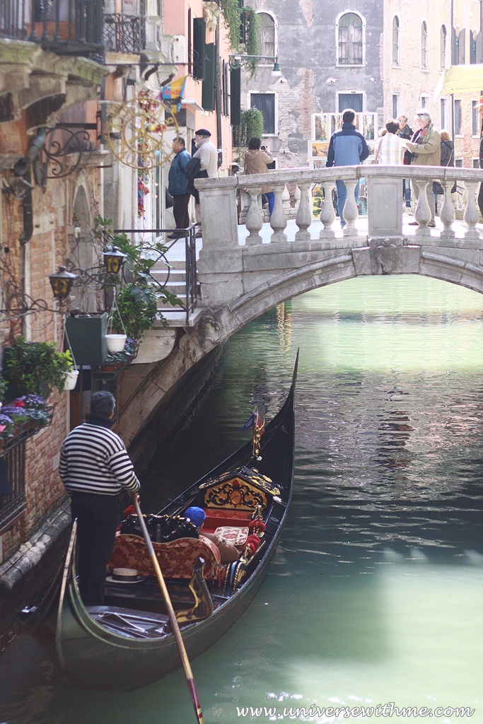 (Italy) Having a good time on the Floating City, Venice at the last in Italy.